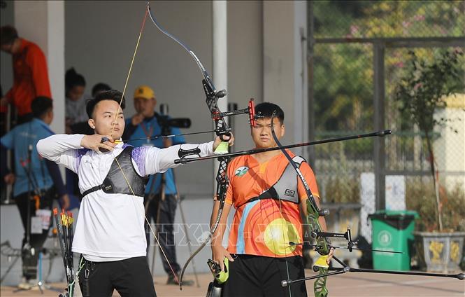 Cung thủ Nguyễn Đạt Mạnh (áo trắng) của đội Hà Nội giành Huy chương Bạc nội dung cá nhân, Cung 1 dây 70 mét. Ảnh: Trung Kiên - TTXVN