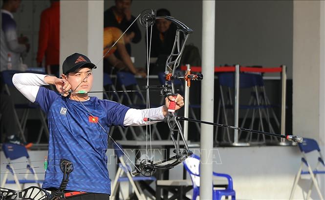 Cung thủ Nguyễn Văn Đầy đội Vĩnh Long giành Huy chương Bạc nội nung cá nhân Cung ba dây 50 mét. Ảnh: Trung Kiên - TTXVN
