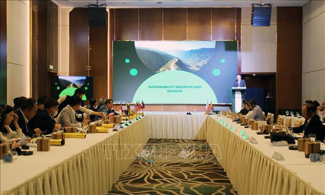 Participants to the session give several cooperation recommendations to build supply chains for the textile and garment industry. VNA Photo: Mỹ Phương