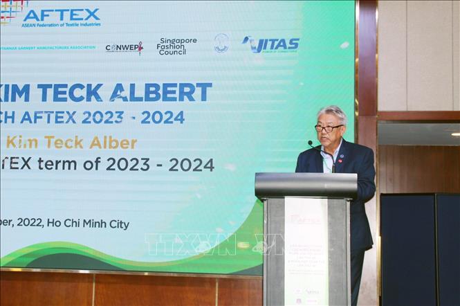 Tan Kim Teck Albert, Chairman of the Textile, Apparel, Footwear and Travel Goods Association in Cambodia, speaks at the session. VNA Photo: Mỹ Phương