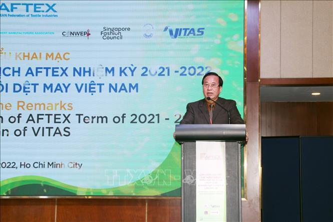 Vu Duc Giang, Chairman of the Vietnam Textile and Apparel Association (VITAS) and AFTEX President for the 2021-2022 tenure speaks at the session. VNA Photo: Mỹ Phương