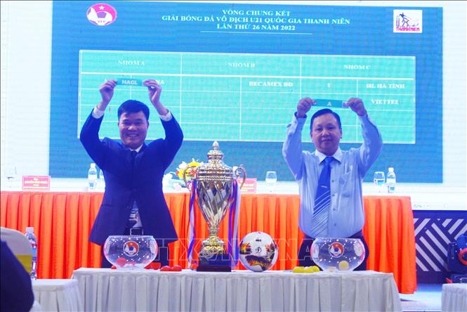 Ban tổ chức bốc thăm, xếp lịch thi đấu Vòng chung kết Giải bóng đá Vô địch U21 Quốc gia Thanh Niên năm 2022. Ảnh: Tá Chuyên - TTXVN