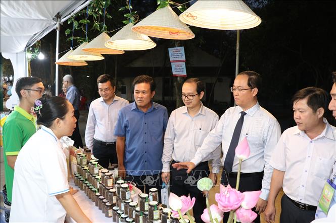 Lãnh đạo Sở Văn hóa - Thể thao và Du lịch tỉnh Bình Dương cùng các đơn vị tham quan gian hàng giới thiệu thực phẩm đến từ tỉnh Bà Rịa - Vũng Tàu. Ảnh: Chí Tưởng -TTXVN