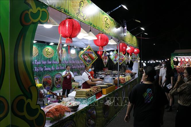 Đông du khách, người dân Bình Dương tham quan gian hàng ẩm thực tại Công viên Thủ Dầu Một. Ảnh: Chí Tưởng -TTXVN
