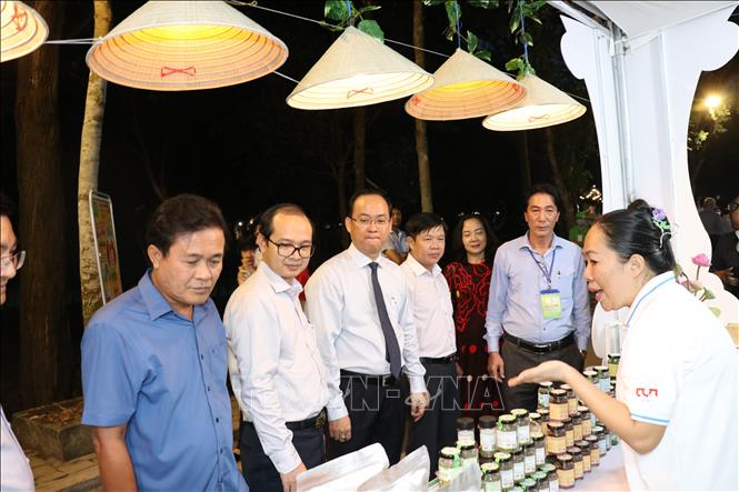Đại biểu tham quan gian hàng giới thiệu thực phẩm đến từ tỉnh Bà Rịa - Vũng Tàu. Ảnh: Chí Tưởng -TTXVN