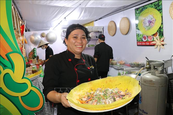 Bánh xèo là một trong món ăn đặc sắc nhất  tại Liên hoan ẩm thực tỉnh Bình Dương. Ảnh: Chí Tưởng -TTXVN
