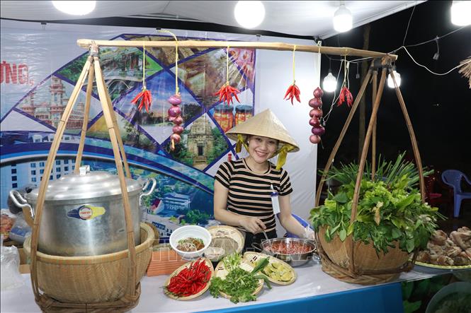 Một quầy ẩm thực bánh canh giò heo đặc trưng đến từ tỉnh Tây Ninh. Ảnh: Chí Tưởng -TTXVN