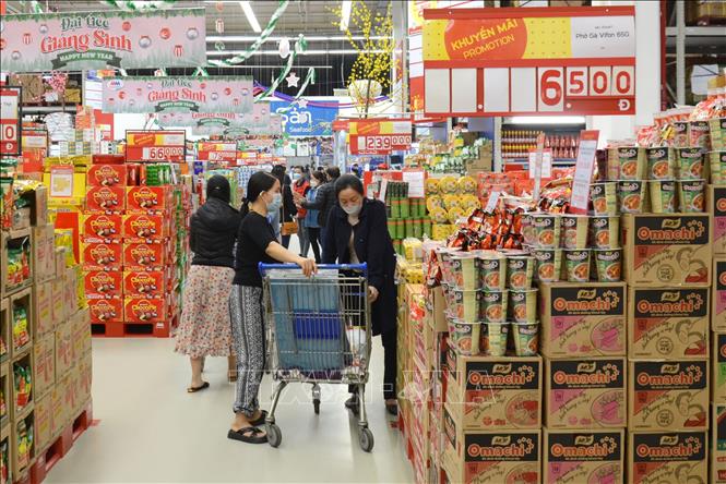 Trong ảnh: Khách hàng mua sắm Tết tại siêu thị MM Mega Market Đà Nẵng. Ảnh: Quốc Dũng - TTXVN