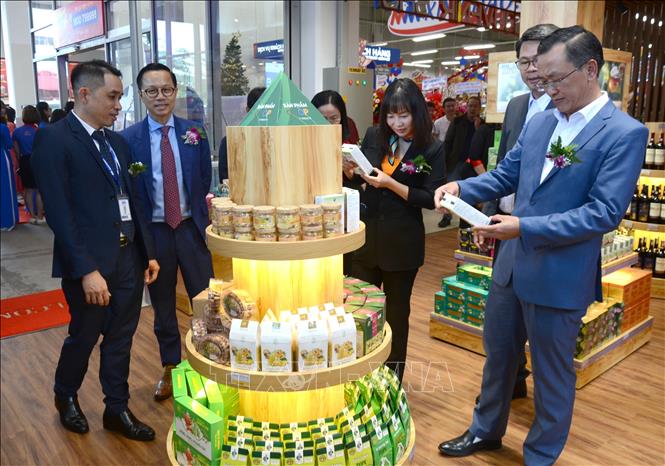 Trong ảnh: Khu trưng bày sản phẩm OCOP tại siêu thị MM Mega Market Đà Nẵng. Ảnh: Quốc Dũng - TTXVN