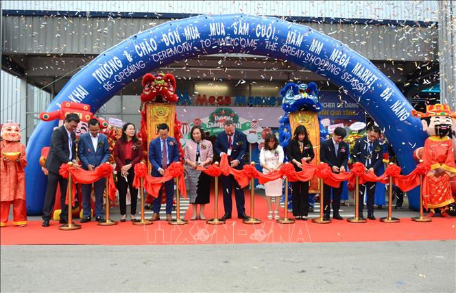 Trong ảnh: Nghi thức chào đón mùa mua sắm cuối năm tại siêu thị MM Mega Market Đà Nẵng. Ảnh: Quốc Dũng - TTXVN