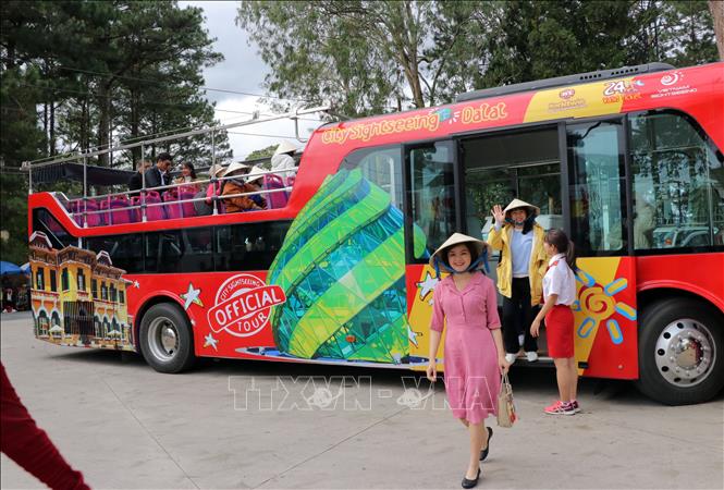 Các du khách xuống điểm dừng tham quan tại Dinh 1 Bảo Đại. Ảnh Quốc Hùng - TTXVN
