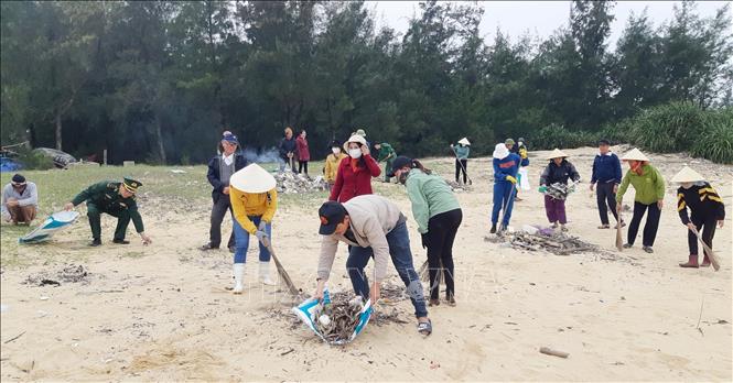 Khoảng 2 tấn rác thải các loại đã được bà con nhân dân, học sinh, đoàn viên thanh niên và Bộ đội Biên phòng thu gom, xử lý. Ảnh: Võ Dung - TTXVN