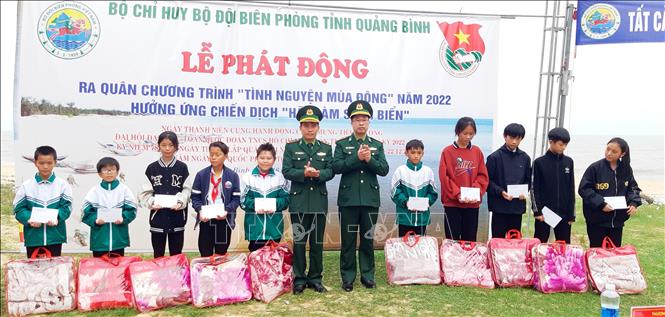 Nhiều suất quà ý nghĩa được trao đến các em có hoàn cảnh khó khăn trên địa bàn xã Đức Trạch, huyện Bố Trạch, Quảng Bình. Ảnh: Võ Dung - TTXVN