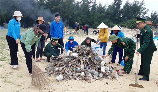 Rác thải dọc bờ biển xã Đức Trạch, huyện Bố Trạch, Quảng Bình đã được thu gom, xử lý, đảm bảo cảnh quan môi trường sạch, đẹp và an toàn. Ảnh: Võ Dung - TTXVN