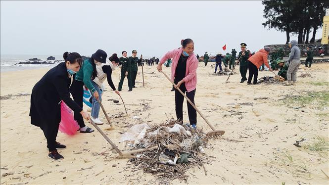 Bà con nhân dân địa bàn xã Đức Trạch, huyện Bố Trạch, Quảng Bình nhiệt tình hưởng ứng hoạt động bảo vệ môi trường biển. Ảnh: Võ Dung - TTXVN