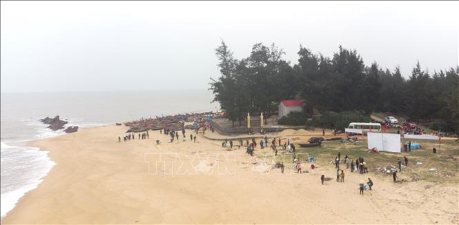 Hơn 300 cán bộ chiến sỹ Bộ đội Biên phòng Quảng Bình, người dân và học sinh trên địa bàn xã Đức Trạch, huyện Bố Trạch nhiệt tình tham gia thu gom, xử lý rác thải dọc bờ biển. Ảnh: Võ Dung - TTXVN