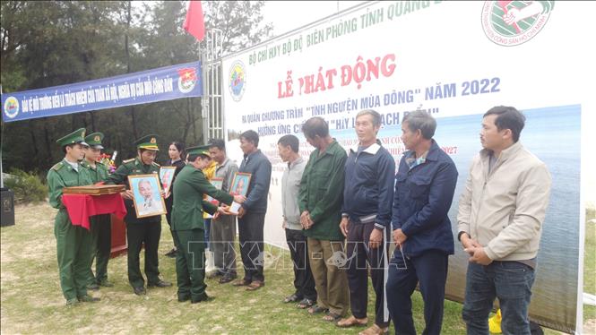 Các ngư dân tiêu biểu phấn khởi khi được lãnh đạo Bộ Chỉ huy Bộ đội Biên phòng tỉnh Quảng Bình tặng quà, động viên tinh thần. Ảnh: Võ Dung - TTXVN