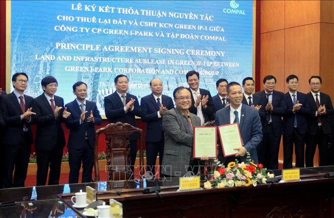 The principle agreement signing ceremony between Green i - Park JSC and Compal Electronics. VNA Photo: Thế Duyệt 