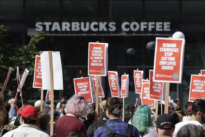 Nhân viên tại một cửa hàng thuộc chuỗi cà phê Starbucks tham gia đình công ở Seattle, Washington (Mỹ) ngày 23/4/2022. Ảnh: AFP/TTXVN