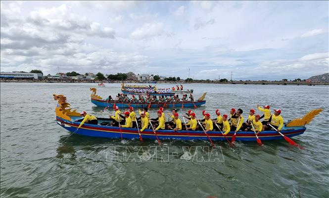 Hãy cùng khám phá giải đua thuyền rồng nổi tiếng tại Ninh Thuận với hàng trăm con thuyền rồng được trang hoàng lung linh. Đây sẽ là một trải nghiệm không thể bỏ qua cho những ai yêu thích sự huyền bí và mạo hiểm.