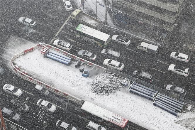 Trong ảnh: Tuyết rơi dày ở thành phố Gwangju, miền Nam Seoul, Hàn Quốc, ngày 17/12/2022. Ảnh: YONHAP/TTXVN