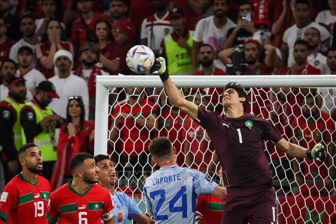 Thủ thành Maroc Yassine Bounou (số 1) đẩy bóng cứu nguy sau một pha dứt điểm của tuyển thủ Tây Ban Nha trong trận đấu vòng 1/8 World Cup 2022. Ảnh: AFP/TTXVN