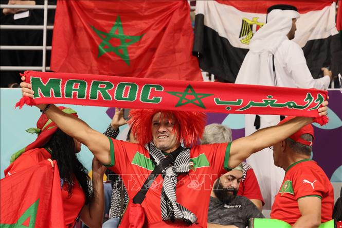 Cổ động viên Maroc cổ vũ cho đội nhà trong trận gặp Croatia. Ảnh: AFP/TTXVN