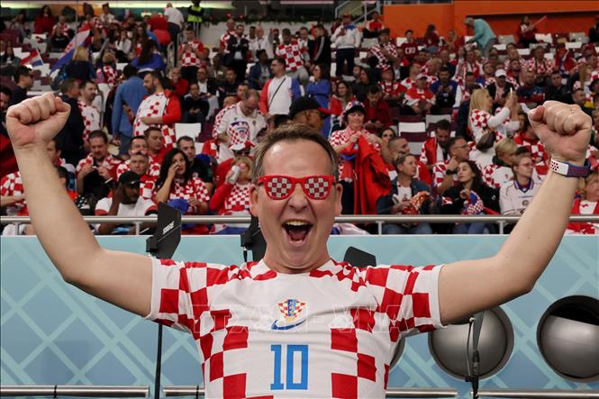 Cổ động viên Croatia cổ vũ cho đội nhà trong trận gặp Maroc. Ảnh: AFP/TTXVN