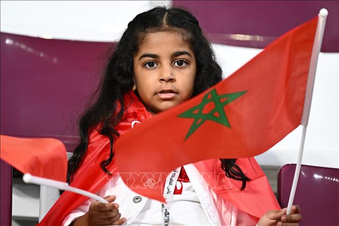 Cổ động viên Maroc cổ vũ cho đội nhà trong trận gặp Croatia. Ảnh: AFP/TTXVN