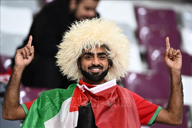Cổ động viên Maroc cổ vũ cho đội nhà trong trận gặp Croatia. Ảnh: AFP/TTXVN