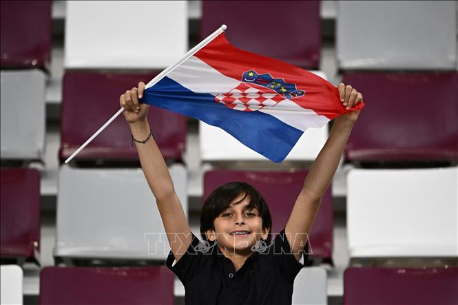 Cổ động viên Croatia cổ vũ cho đội nhà trong trận gặp Maroc. Ảnh: AFP/TTXVN