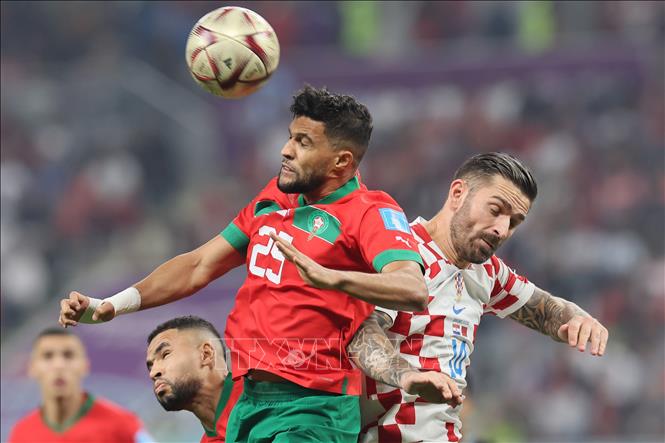 Pha tranh bóng bổng quyết liệt giữa các cầu thủ Croatia và Maroc. Ảnh: AFP/TTXVN