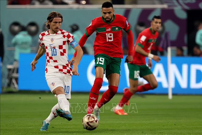 Luka Modric (trái) của Croatia tranh bóng với Youssef En-Nesyri của Maroc. Ảnh: AFP/TTXVN