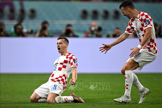 Niềm vui của tiền đạo Croatia Mislav Orsic (trái) sau khi lập siêu phẩm nâng tỷ số lên 2-1 cho đội nhà. Ảnh: AFP/TTXVN