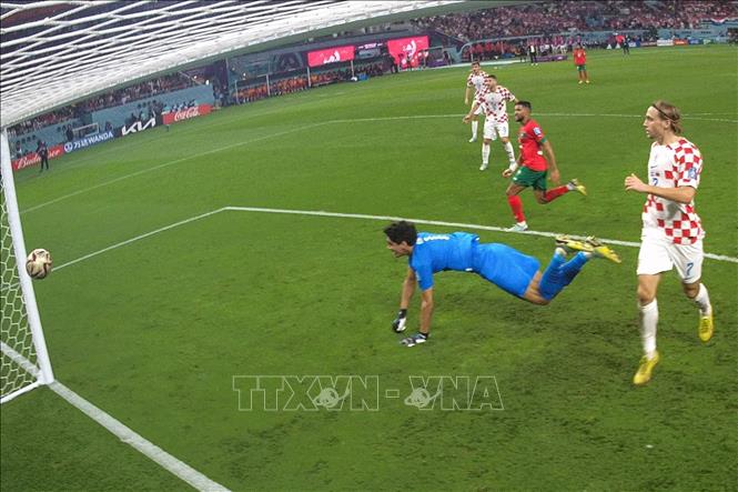 Thủ thành Yassine Bounou của Maroc thất bại trong việc cản phá cú sút của tiền đạo Croatia Mislav Orsic ở phút 42. Ảnh: AFP/TTXVN