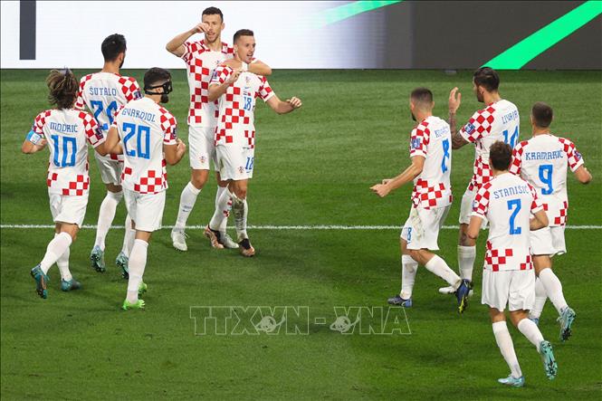 Các cầu thủ Croatia ăn mừng bàn thắng nâng tỷ số lên 2-1 trước Maroc. Ảnh: AFP/TTXVN