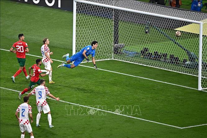 Thủ thành Yassine Bounou của Maroc thất bại trong việc cản phá cú sút của tiền đạo Croatia Mislav Orsic ở phút 42. Ảnh: AFP/TTXVN