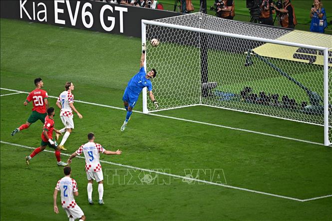 Thủ thành Yassine Bounou của Maroc thất bại trong việc cản phá cú sút của tiền đạo Croatia Mislav Orsic ở phút 42. Ảnh: AFP/TTXVN