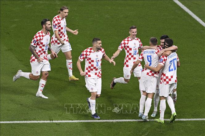 Các cầu thủ Croatia ăn mừng bàn thắng mở tỷ số trước Maroc. Ảnh: THX/TTXVN