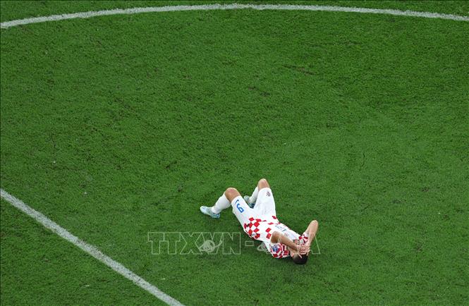 Tiền đạo Andrej Kramaric của Croatia nằm sân vì chấn thương. Ảnh: AFP/TTXVN