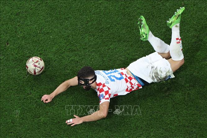 Hậu vệ Josko Gvardiol của Croatia ngã trong vòng cấm địa sau tình huống tranh chấp với Amrabat, tuy nhiên trọng tài xác định không có lỗi của cầu thủ Maroc. Ảnh: AFP/TTXVN