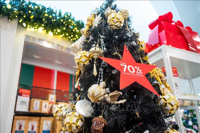Mua sắm an toàn và tiện lợi trong mùa Giáng sinh tại các trung tâm mua sắm uy tín. Hãy tận dụng những ưu đãi hấp dẫn và chuẩn bị cho mùa lễ hội sôi động này cùng đồng bọn của bạn.