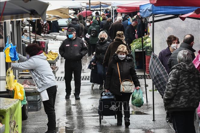 Trong ảnh: Người dân mua sắm tại một khu chợ ở Thessaloniki, Hy Lạp. Ảnh: AFP/TTXVN