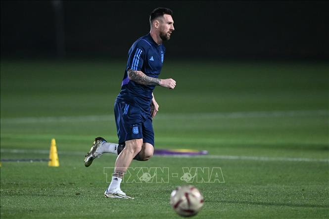 Trong ảnh: Lionel Messi trong buổi tập luyện tại Doha, Qatar, ngày 17/12/2022. Ảnh: AFP/TTXVN