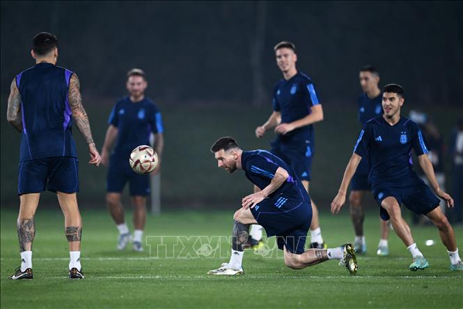 Trong ảnh: Lionel Messi (giữa) trong buổi tập luyện tại Doha, Qatar, ngày 17/12/2022. Ảnh: AFP/TTXVN