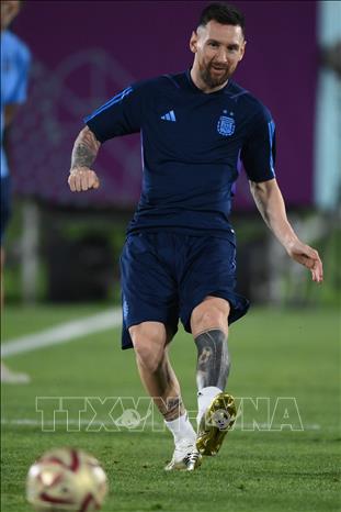 Trong ảnh: Lionel Messi (giữa) trong buổi tập luyện tại Doha, Qatar, ngày 17/12/2022. Ảnh: AFP/TTXVN