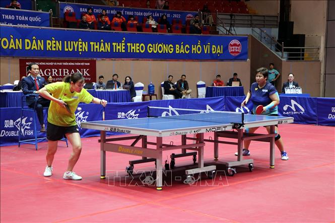 Trận giữa 2 vận động viên Nguyễn Thị Nga (áo vàng) của Hà Nội và Mai Hoàng Mỹ Trang của thành phố Hồ Chí Minh. Ảnh: Mạnh Tú - TTXVN