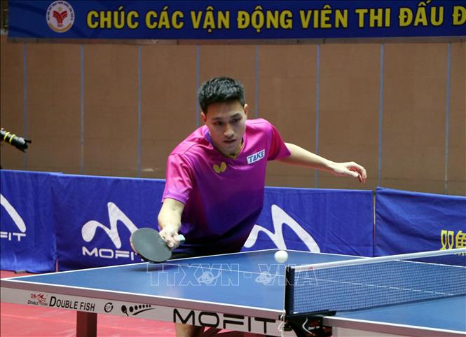 Pha bóng phòng thủ của vận động viên Nguyễn Anh Tú của Hà Nội. Ảnh: Mạnh Tú - TTXVN