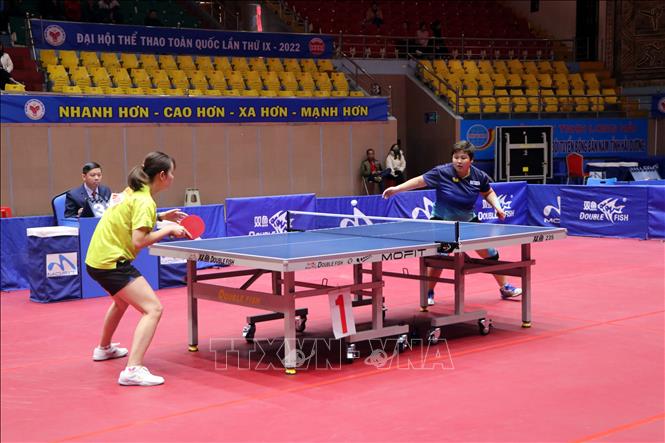 Trận chung kết nội dung đơn nữ giữa 2 vận động viên Nguyễn Thị Nga (áo vàng) của Hà Nội và Mai Hoàng Mỹ Trang của thành phố Hồ Chí Minh. Ảnh: Mạnh Tú - TTXVN