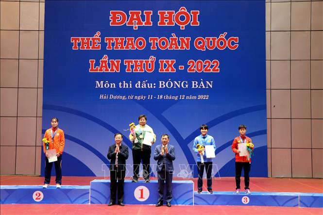 BTC trao huy chương và giấy chứng nhận cho các vận động viên đạt thành tích nội dung đơn nữ. Ảnh: Mạnh Tú - TTXVN